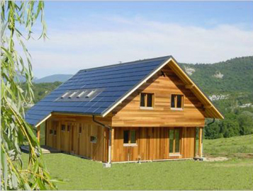 maison à énergie positive au toit entièrement recouvert de panneaux photovoltaïques